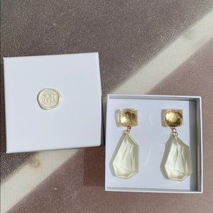 Brand new pair of stunning crystal-like earrings!